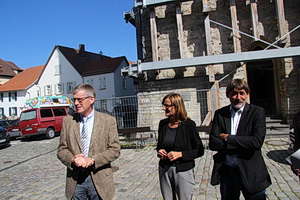 Staatssekretärin Katrin Schütz und Chef-Denkmalpfleger vor der Blauen Turm in Bad Wimpfen