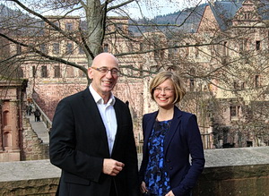 Konservatorin Dr. Uta Coburger und SSG-Geschäftsführer Michael Hörrmann vor der Kulisse des Heidelberger Schlosses