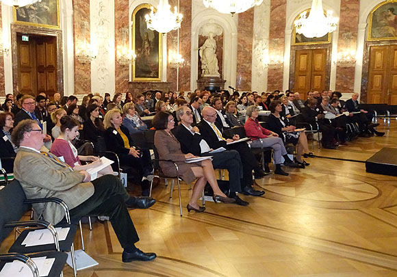 Teilnehmer des Symposiums "Kulturerbe übersetzen" im Rittersaal des Mannheimer Schlosses