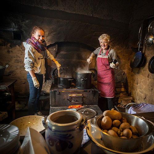 Traditionell wird beim Saisonstart in der Rauchküche des Falkenhofs die „Schwarze Supp‘“ zubereitet. Foto: Schwarzwälder Freilichtmuseum Vogtsbauernhof 
