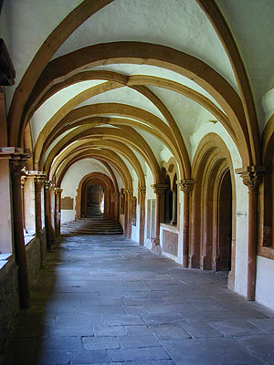 Der Kreuzgang des Klosters Bronnbach (um 1235), links anschließend der Kapitelsaal aus der Mitte des 12. Jahrhunderts.