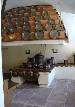 Repräsentationsküche in Schloss Favorite (Rastatt) mit ausgestellten Zinntellern. In dieser "schonen Kuchel" wurde nie für die täglichen Mahlzeiten gekocht.