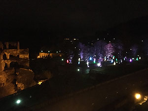 Leuchtende Pyramiden im weihnachtlich illuminierten Schlossgarten