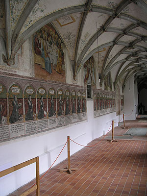 Kreuzgang im ehemaligen Kloster Heiligkreuztal mit Grabplatten im Boden und den Bildnissen der Äbtissinnen