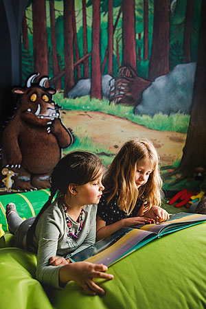 Im Raum, der sich dem Grüffelo widmet, können die Kinder in einer Leseecke zur Ruhe kommen