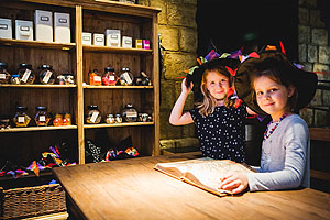 In der Küche der kleinen Hexe verkleiden sich die beiden Besucherinnen, um einen Zaubertrank zuzubereiten.
