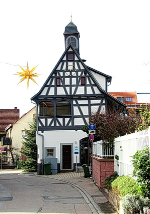 "Altes Rathaus" in Lützelsachsen, Giebelseite zur Straße