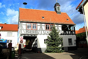 "Altes Rathaus" in Lützelsachsen, Südseite zum Platz hin