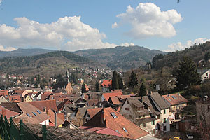 Blick über die Dächer des Städtchens Gernsbach im Murgtal