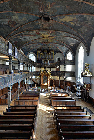Blick in den Innenraum der Dreifaltigkeitskirche zum Altar nach Norden | Bild: Jürgen Ernst