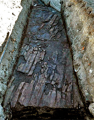 Bohlenwegreste im Abwasserkanal, Datierung 1514-1388 v. Chr., Foto: LAD, W. Hohl
