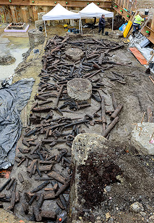Blick auf den bronzezeitlichen Holzbefund in 1,50 Meter Tiefe (Quelle: LfD, W. Hohl)