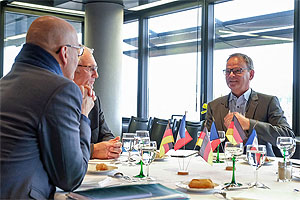 Präsident Frédéric Bierry und Vize-Präsident Rémi Bertrand begrüßen Landrat Frank Scherer im Konferenzraum des Départements Bas-Rhin. 