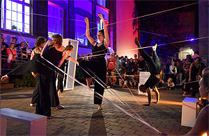 Tanzperformance von Studio pro Arte im Innenhof des Museums für Neue Kunst. Aufnahme von der Museumsnacht 2018. © Städtische Museen Freiburg, Foto: Rita Eggstein