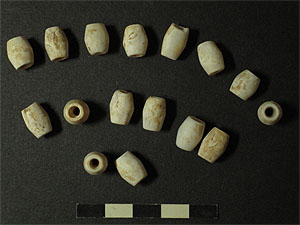 Kalksteinperlen einer Kette, die im Halsbereich der Toten gefunden wurde (Quelle: M. Korolnik, Uni Tübingen)