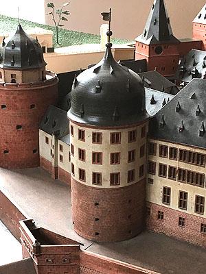 Schloss Heidelberg, Glockenturm und Apothekerturm im Modell
