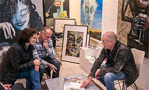 Der Künstler Jean-Christophe Przybylski öffnet sein Atelier und gibt dem Ehepaar Spinnhirny Einblick in sein Schaffen. © Museums-PASS-Musées - Foto: Christine Seiler