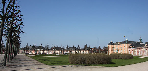 Schwetzingen, die Zirkelbauten im Garten. Oben Schloss mit nördlichem Zirkelbau, unten der südliche Zirkelbau.