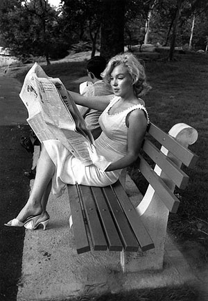 Marilyn Monroe 1957 mit einer Zeitung im New Yorker Central Park.