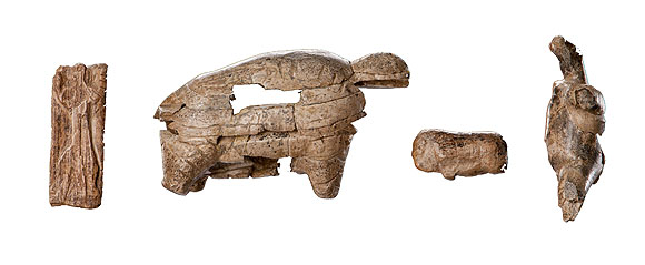 Elfenbeinkunstwerke aus dem Geißenklösterle. Adorant, Mammut, Bison, Bär. Foto: Landesmuseum Württemberg, ﻿Hendrik Zwietasch