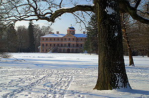 Schloss Favorite, Gartenseite, im Winter. Foto: SSG