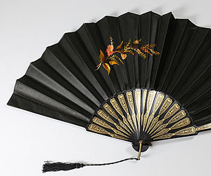 Objekt des Monats: Damenfächer aus Seide. Foto: Erkenbert-Museum Frankenthal