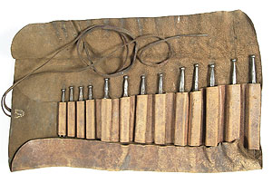 Set aus 13 Stimmgabeln und einem kleinen Hammer, die zum Stimmen von Glocken verwendet wurden und aus der Frankenthaler Glockengießerei Hamm stammen.