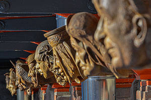 Skulpturenköpfe im Gläsernen Saalbau. Foto: SSG