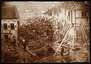 Abrissarbeiten am Schlossberg für den Bau der Bergbahn, 1888. Bild: UB Heidelberg, HeidICON- CC0 1.0/PD