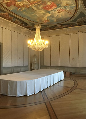 Vor Beginn der Einräum-Arbeiten: Großherzogliches Speisezimmer ohne Einrichtung, die Tapisserien noch abgeklebt.