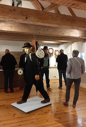 Teilnehmende des Naturpark-Kulturforums im Kloster Museum St. Märgen bei einer kurzweiligen Museumsführung in der Uhrenabteilung (© Naturpark Südschwarzwald).