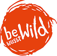 Das Logo greift das Spiel der Namensgebung auf: „bewusstWild“ – kurz „beWild“ –, heißt, begeistert und bewusst im Lebensraum der Wildtiere unterwegs zu sein.