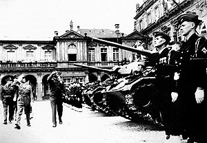 Französische Militärparade im Schlosshof