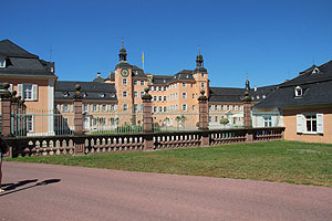 Schloss Schwetzingen: Stadtseite mit Altbau und Ehrenhofflügeln