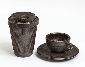 Kaffeetasse und Take-away-Becher aus recyceltem
