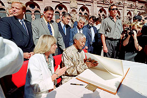 Nelson Mandela und Heidelbergs Oberbürgermeisterin Beate Weber im Schlosshof