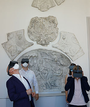 Besucher mit 3D-Brille vor den erhaltenen Stuckfragmenten. Foto: Sonja Menold/SSG