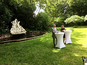 SSG-Geschäftsführer Michael Hörrmann und Sandra Moritz, die Leiterin der Schlossverwaltung im Seepferdgarten