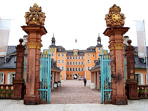 Schloss Schwetzingen: Wappen des Kurfürstenpaares am Tor des Schloosses zur Stadt. Foto Gerhard Raab/SSG