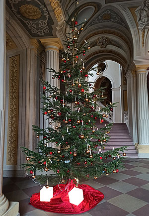 Weihnachtsbaum in der Intrada von Schloss Bruchsal. Foto: Doris Buhlinger, ssg