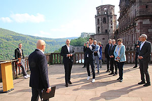 Michael Hörrmann, Geschäftsführer der SSG, vorn, erläutert Finanzminister Dr. Bayaz wesentliche Aspekte des Schlosses in Denkmalpflege und Vermarktung. Foto: kulturer.be