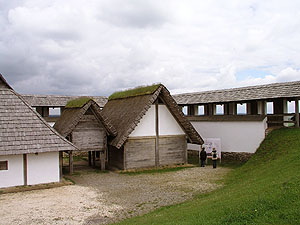 Heuneburg: Rekonstruierte Häuser mit Ummauerung. Foto: kulturer.be