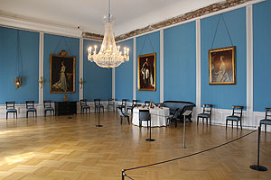 Schloss Mannheim: Blauer Salon der Großherzoginwitwe Stèphanie. An den Wänden die Staatsporträts der Großherzoginwitew (links), ihres Neffe, des französischen Kaisers Napoleon III. sowie dessen Gemahlin Eugenie. Foto: kulturer.be