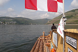 Bin ich über den Rhein auf einem Floß gefahren: Mit einem Reisebericht anhand von Bildern tauchen Interessierte in das Abenteuer der Schiltacher Flößer ein. Foto: Schiltacher Flößer e.V 