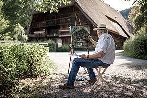 Workshops im Juni: Der erfahrene Kunstmaler Wolfram Paul aus Altensteig weist in die Welt der Freilichtmalerei ein. Foto: Iuliu Sebastian Wagn