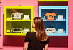 Das Telefon hängt am Kabel – Telefonieren in den 80ern in BRD und DDR. © Badisches Landesmuseum, Foto: ARTIS – Uli Deck