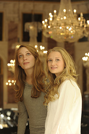 Zwei Besucherinnen im Rittersaal des Mannheimer Schlosses. Foto: Niels Schubert, ssg