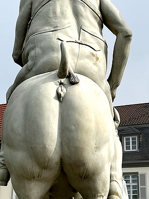 Definitiv kein Löwe: Detail der Figur von Peter Lenk auf dem Schlossplatz: Auf einem (Glücks-)Schwein reitender Kurfürst. 