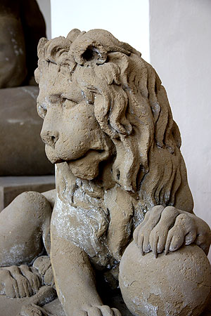 Löwe als Wappentier der Kurpfalz am Eingang zum Orangerie- und zum Moscheegarten. Original im Lapidarium, von P.A. v. Verschaffelt.