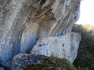 Der Aquäduktkanal von Divona wurde über weite Strecken in den Fels geschlagen. Foto/©: Cees Passchier